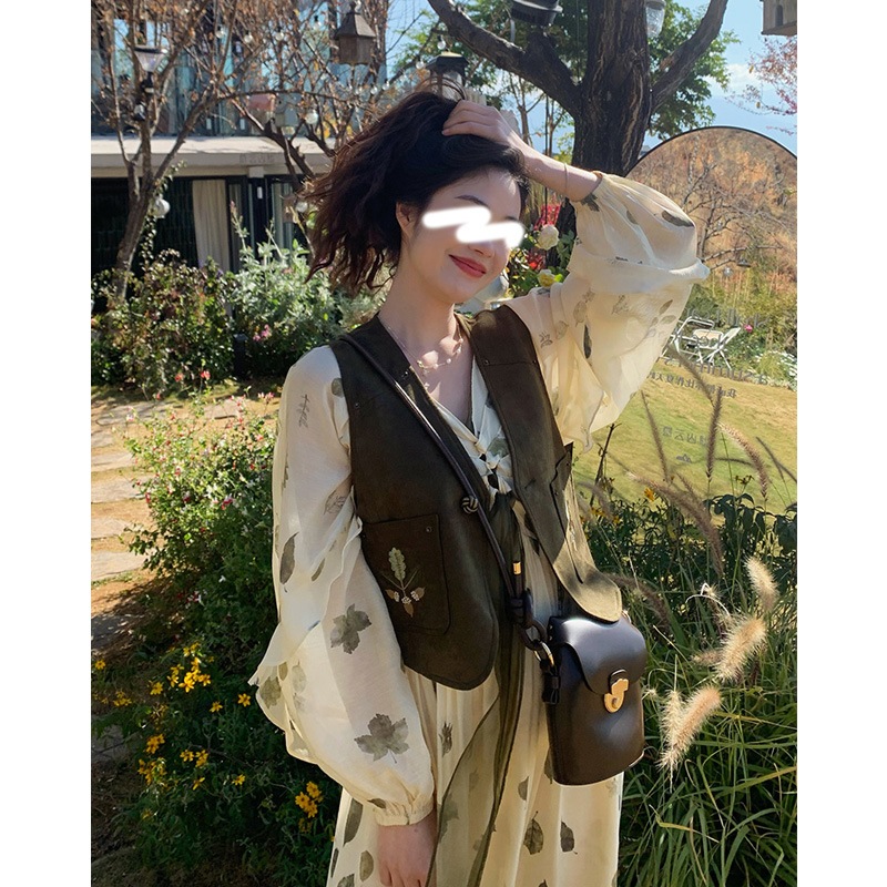 设计感麂皮绒绣花短款小马甲女春2023新款学院风时尚百搭坎肩上衣 pic 7
