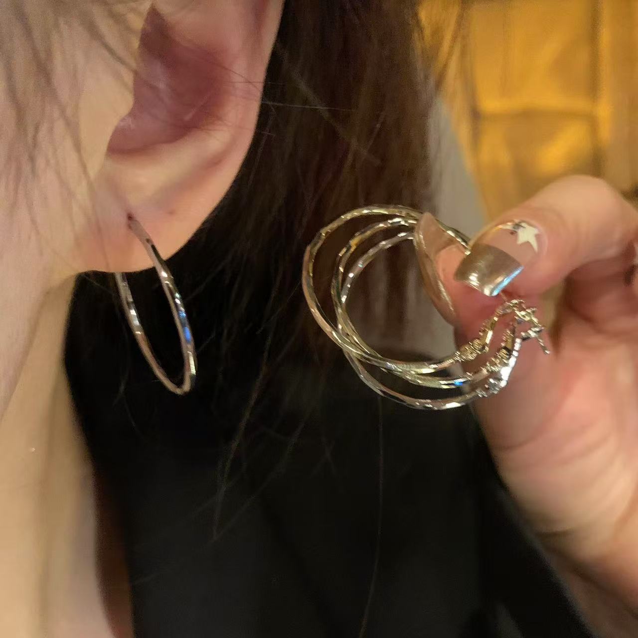 Pendientes de metal transfronterizos de otoño e invierno con aguja de plata, pendientes, pendientes de viento frío de moda de nicho, pendientes de lujo de alta gama de luz de todo fósforo