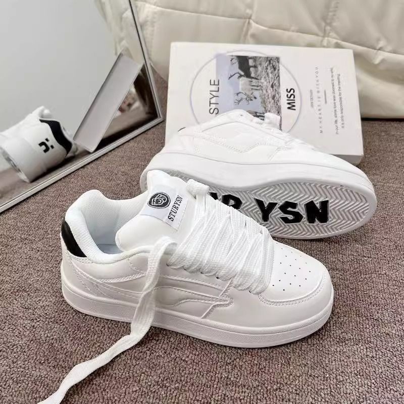 Pequeños zapatos de skate frescos y transpirables de moda para mujeres ins2025 verano y otoño zapatos blancos casuales zapatos de pan para mujeres
