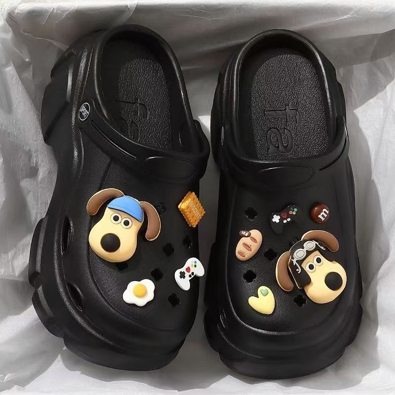 Zapatos con agujeros para mujer verano 2025 nuevo estilo de suela gruesa que pisa mierda, sandalias de uso exterior de hombre pequeño, sandalias de playa de fondo suave antideslizantes