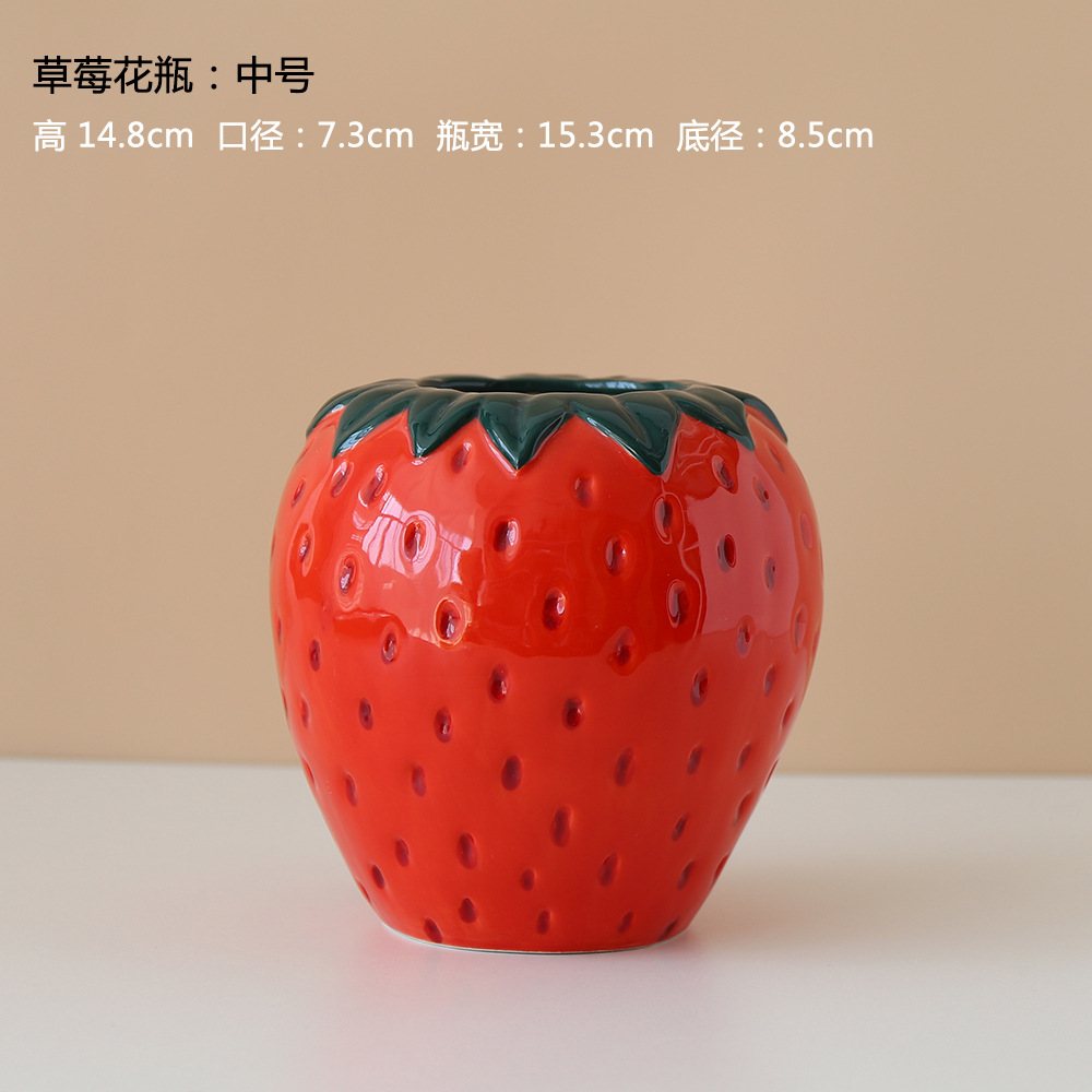 중간 딸기 꽃병