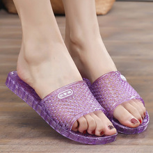 ͸��ˮ��һ����Ůʿ����Ь�ļ������҃�ƽ�׷����U��͸���W����Ь