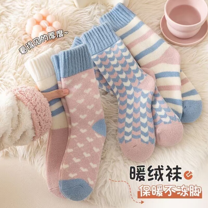 Autumn and Winter Thickened Warm Mid-Calf Socks for Women, Striped Heart Pattern Color-Blocking Terry Cotton Socks, Home Floor Socks, Warm and Non-Freezing on the Feet Autumn and Winter Thickened Warm Mid-Calf Socks for Women, Striped Heart Pattern Color-Blocking Terry Cotton Socks, Home Floor Socks, Warm and Non-Freezing on the Feet