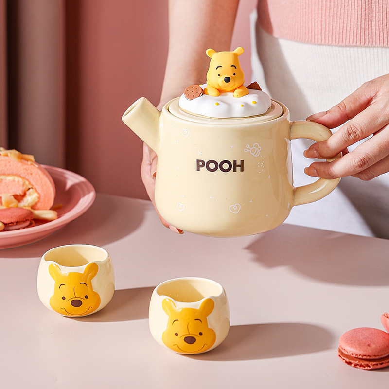 Osos de fresa Winnie osos de dibujos animados cerámicos domésticos de alto valor de la cara set tetera de una olla dos tazas de regalo set caja de regalo