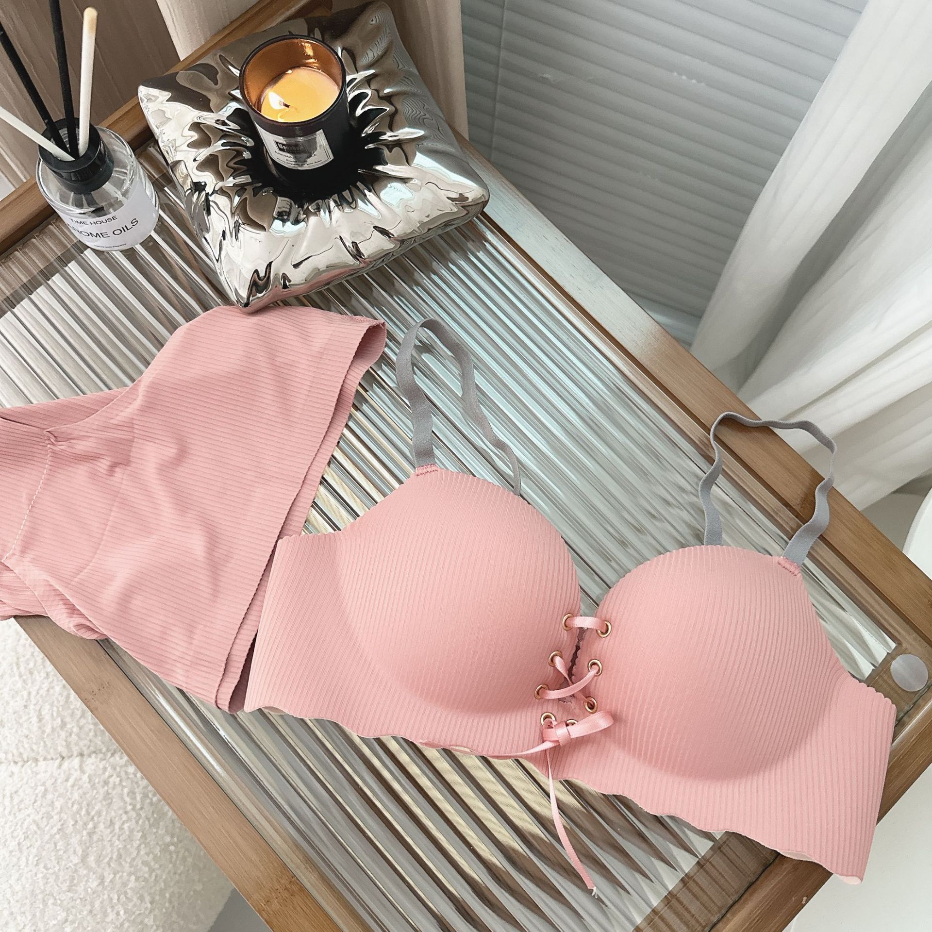 Las correas que no dejan marcas se juntan en el lado, el soporte superior, los senos antideslizantes, la ropa interior antiflacidez, el sujetador femenino, el pecho pequeño se muestra grande