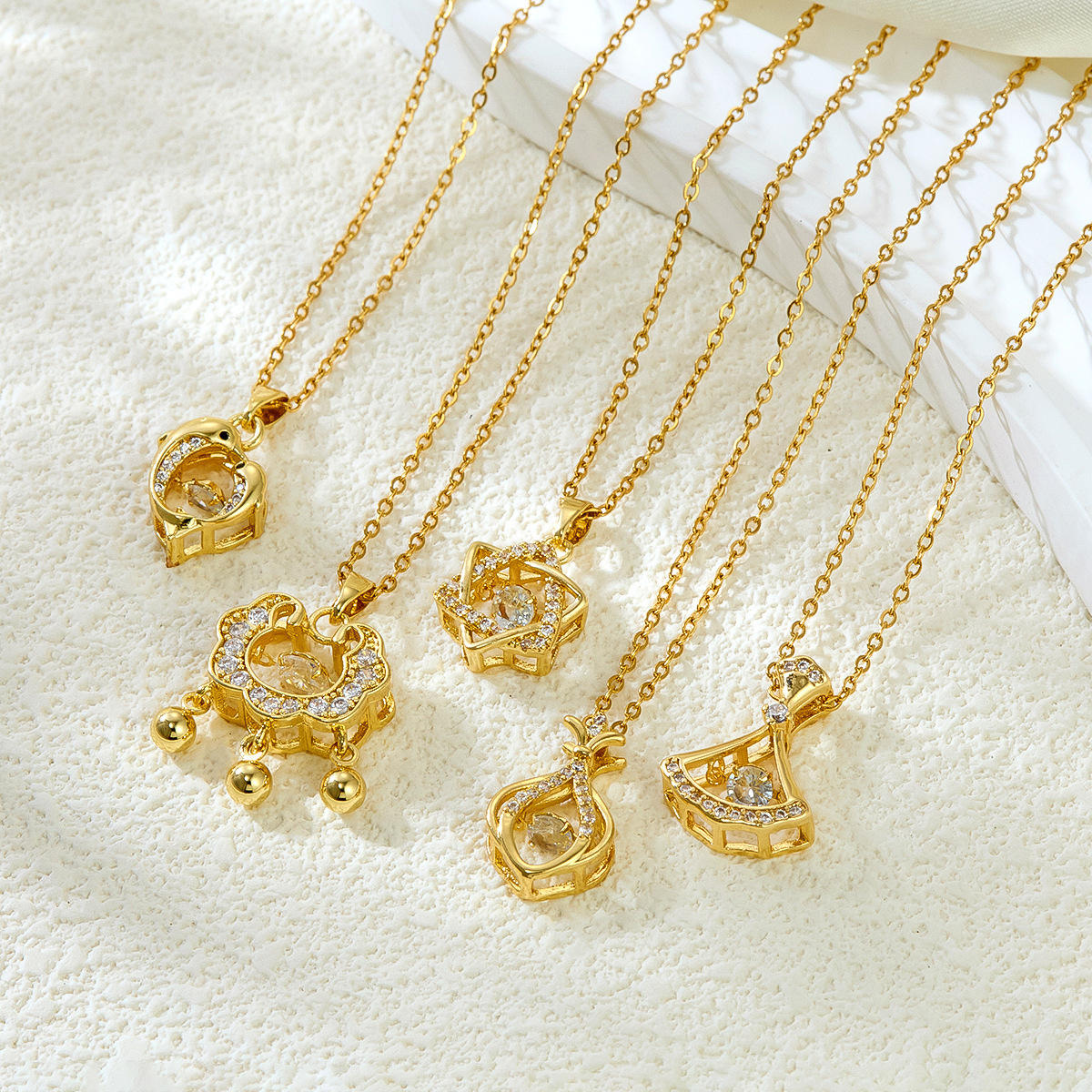 Collar con colgante de corazón y diamantes para mujer cadena_voghion.com