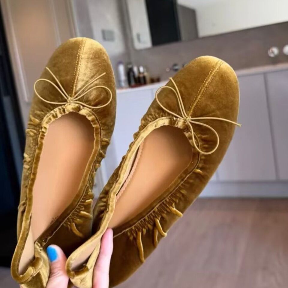Giày búp bê Mary Jane đế bệt mũi tròn thắt nơ, chất liệu nhung, gót thấp dưới 3 cm — Màu sô-cô-la, Vàng cổ điển