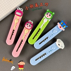 アニメの美工刀携帯の小さいサイズの速達の開梱の刀は切った封筒を持って速達の袋の伸縮の美工刀を分解します。