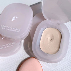 FAICCIA Glowy Puff Highlighter brightens the skin with a silky, moisturizing, and skin-adhering texture that doesn't cake or cause fallout. It's an affordable and high-quality makeup.