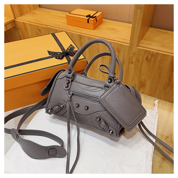 Sacs design de niche pour femmes 2023 nouveau sac à aisselles à rivets populaire sac à bandoulière à bandoulière unique millénaire sac de moto fille chaude_voghion.com