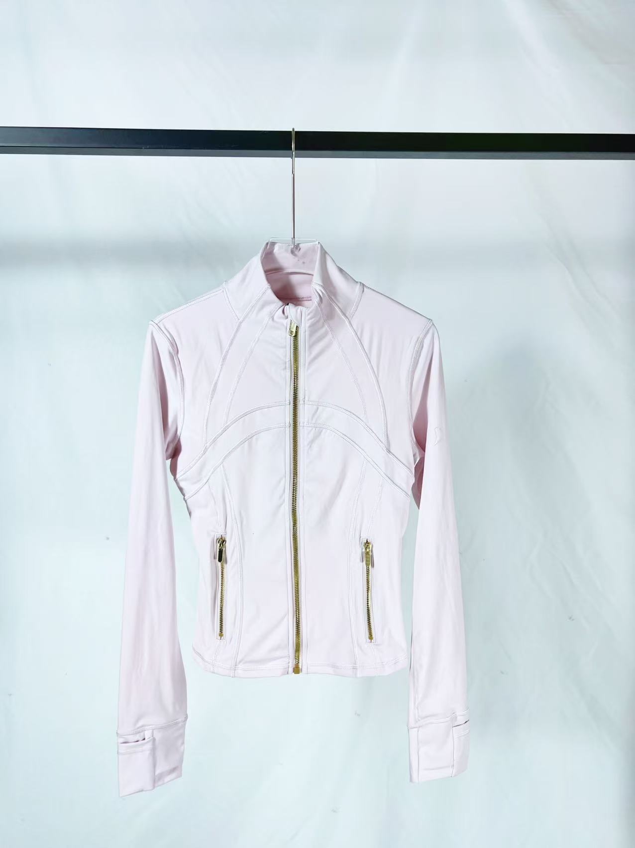 Short jacket with zipper
