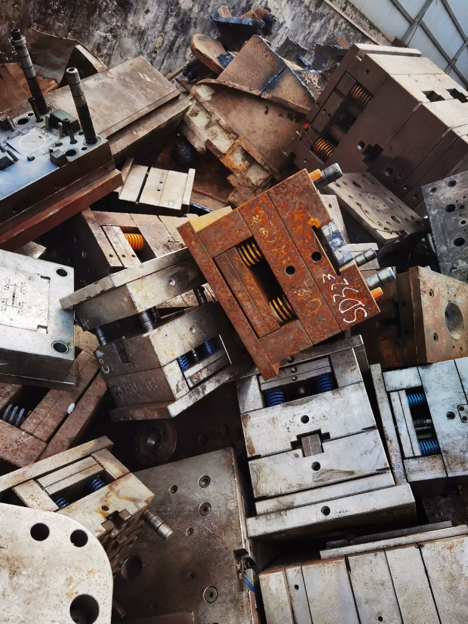 废旧模具回收 长期大量回收模具 广东专业回收废铜废铝废模具
