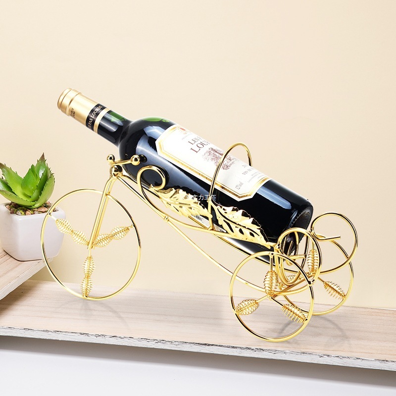 軽くて豪華な風の金色の酒の箱はワインの棚を飾ってワインの棚のワインの杯の棚を並べます。|undefined
