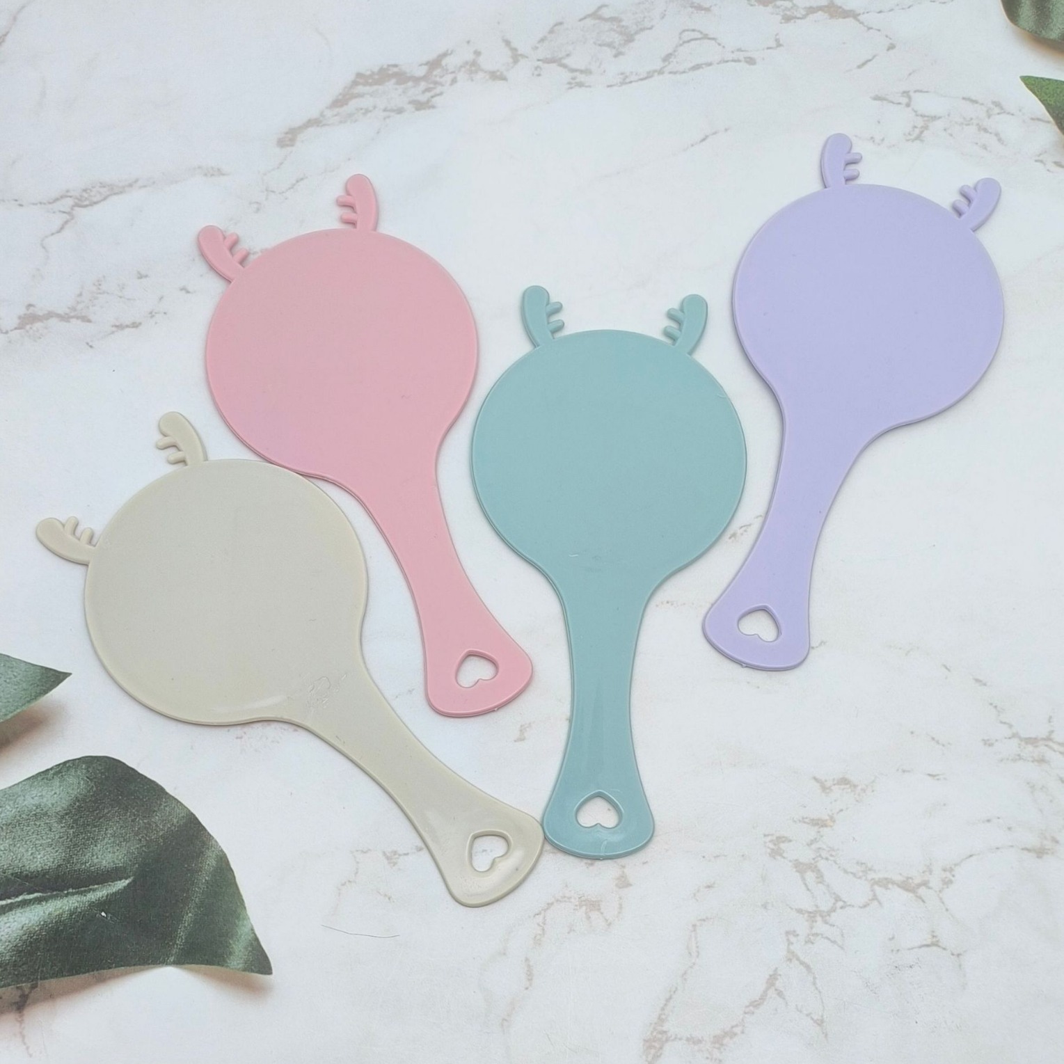 Nuevo juego de espejo de peine de dibujos animados con mango espejo pequeño peine de plástico de forma linda espejo de maquillaje de mano