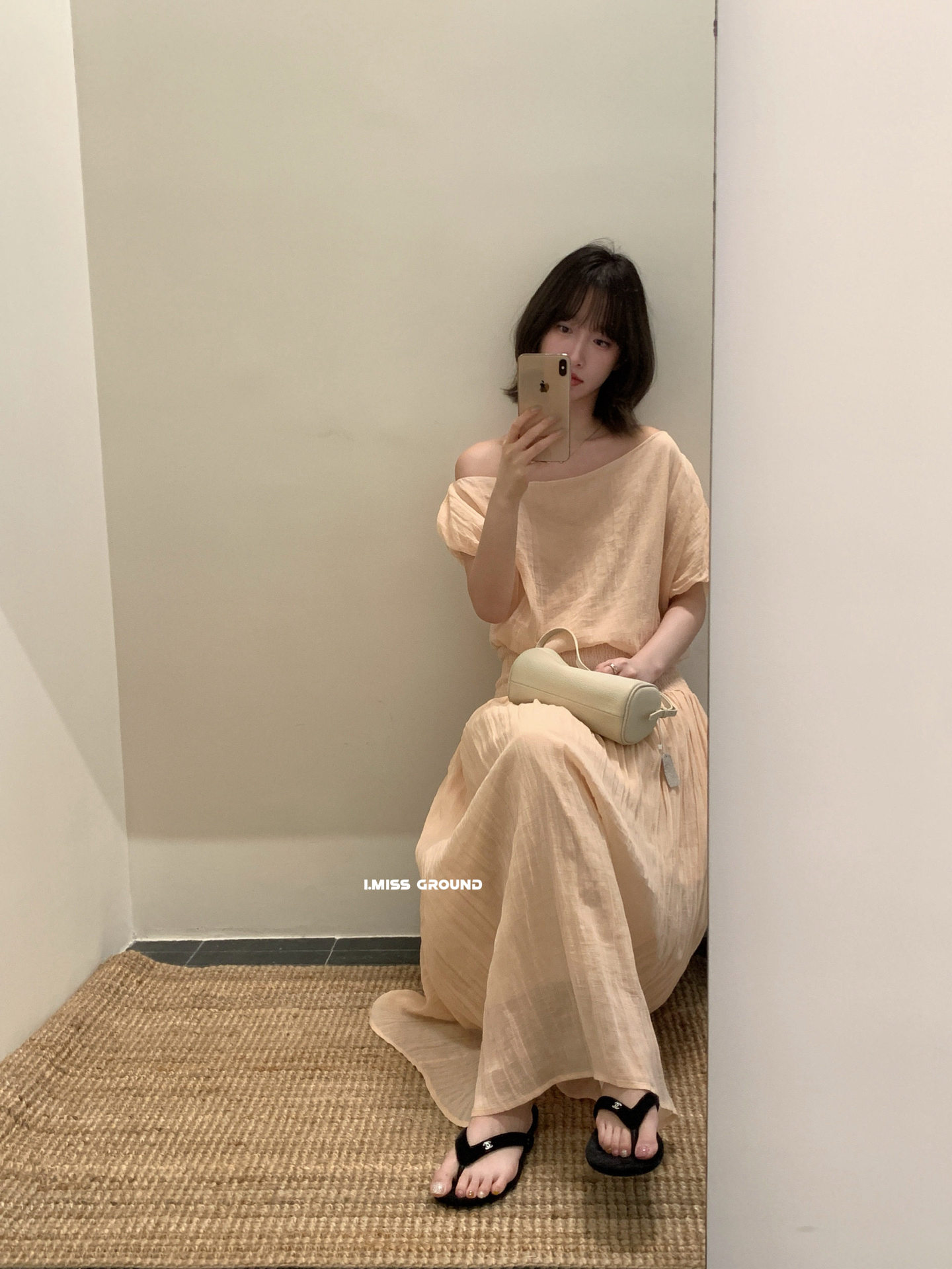 Bộ áo sơ mi lệch vai ngắn tay kết hợp chân váy xếp ly nữ tính phong cách Hàn Quốc — Áo sơ mi trắng, Áo sơ mi hồng cam, Chân váy hồng cam, Trắng nửa váy chi tiết 14
