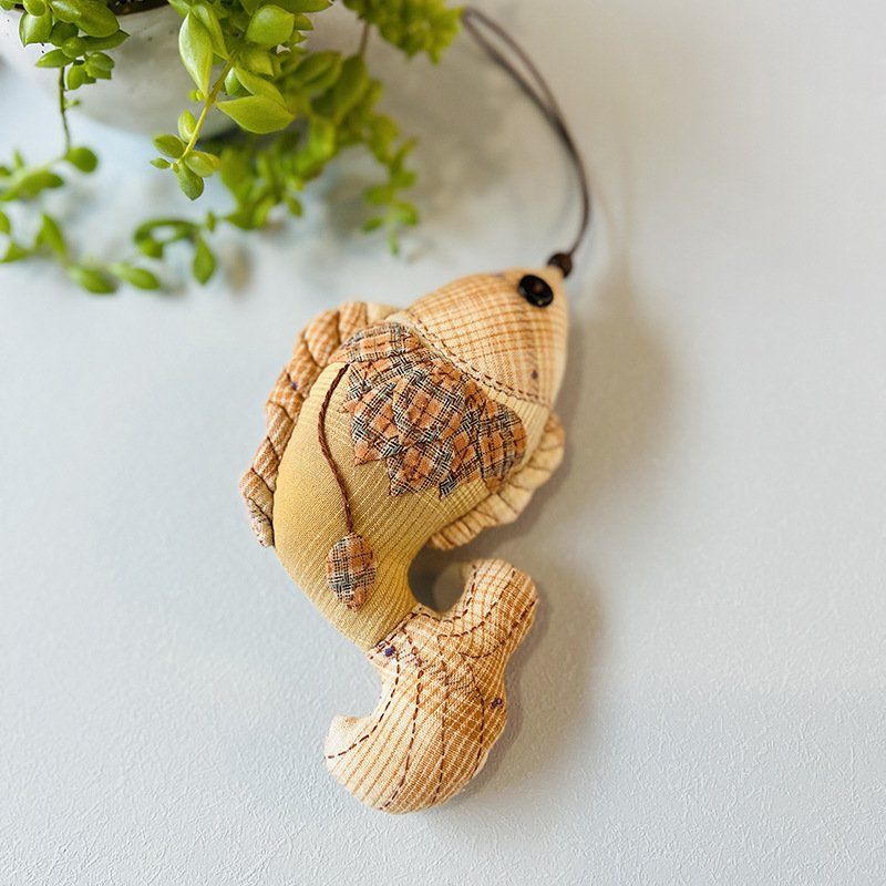 Año nuevo hecho a mano diy patchwork creativo colgante de pescado lu material de bordado paquete regalo de año nuevo decoración del coche pequeño colgante de la bolsa de pescado