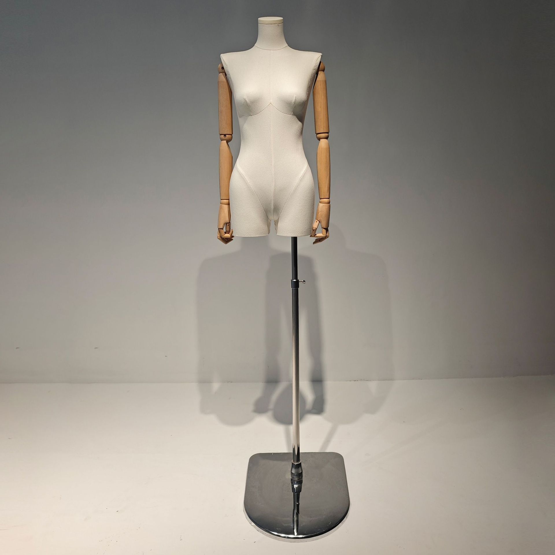 Un hombro plano con piernas divididas, cuerpo completo de tela, estante de exhibición de cuerpo humano, escaparate de tienda de ropa de mujer, exhibición de modelo de plataforma