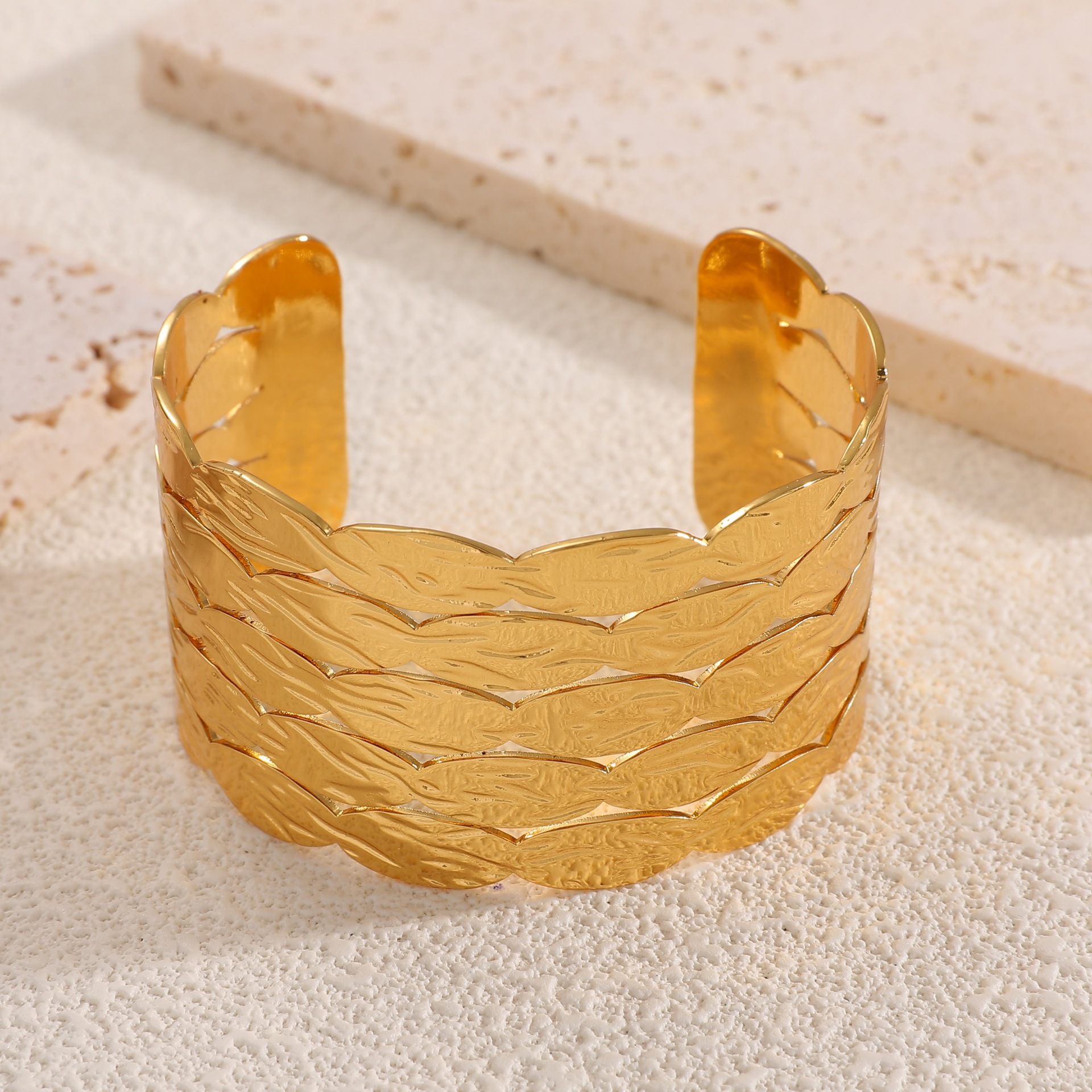 Europa y los Estados Unidos oro galvanizado imitación de frita abertura pulsera temperamento pulsera de moda transfronteriza lujo ligero alta sensación de joyas al por mayor