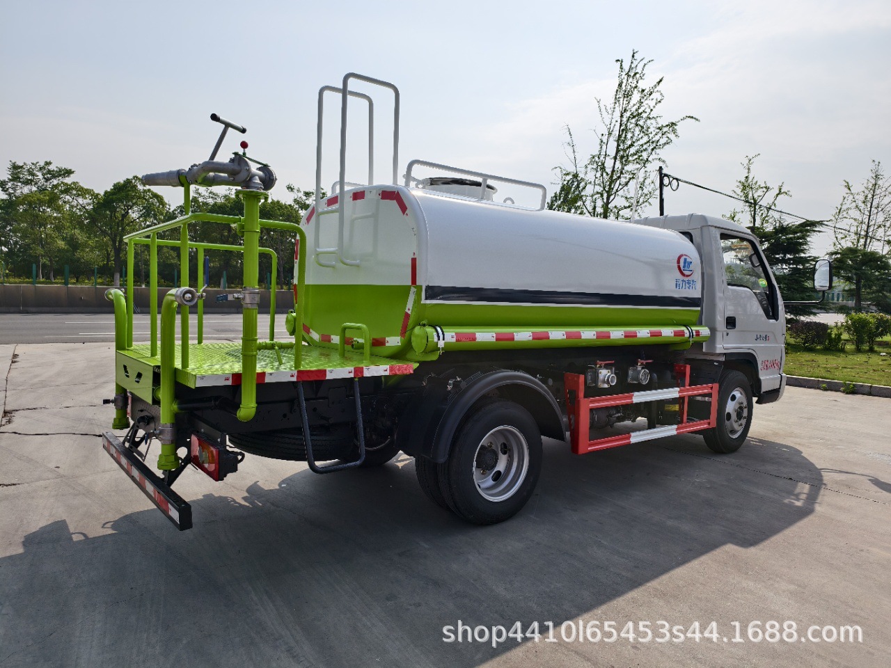 Sprinkler Trucks That Can Go into the Basement, Small Sprinkler Trucks for Road Washing, and a Single Sprinkler Truck Are All Available at Wholesale Prices