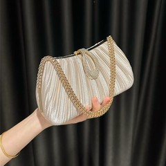 2025新型のサテンのしわの晩餐会は女性のカバンのブレスレットの名媛のドレスのチャイナドレスのハンドバッグの女性の肩の斜めのショルダーバッグを包みます。