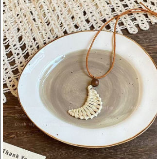 미색 초승달 목걸이