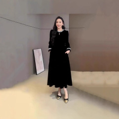 2025年の新型の大きいサイズのフランスは底のベルベットのワンピースの女性の秋冬の太いmmを打って腰を収めて股を遮ってやせているドレスを現します。