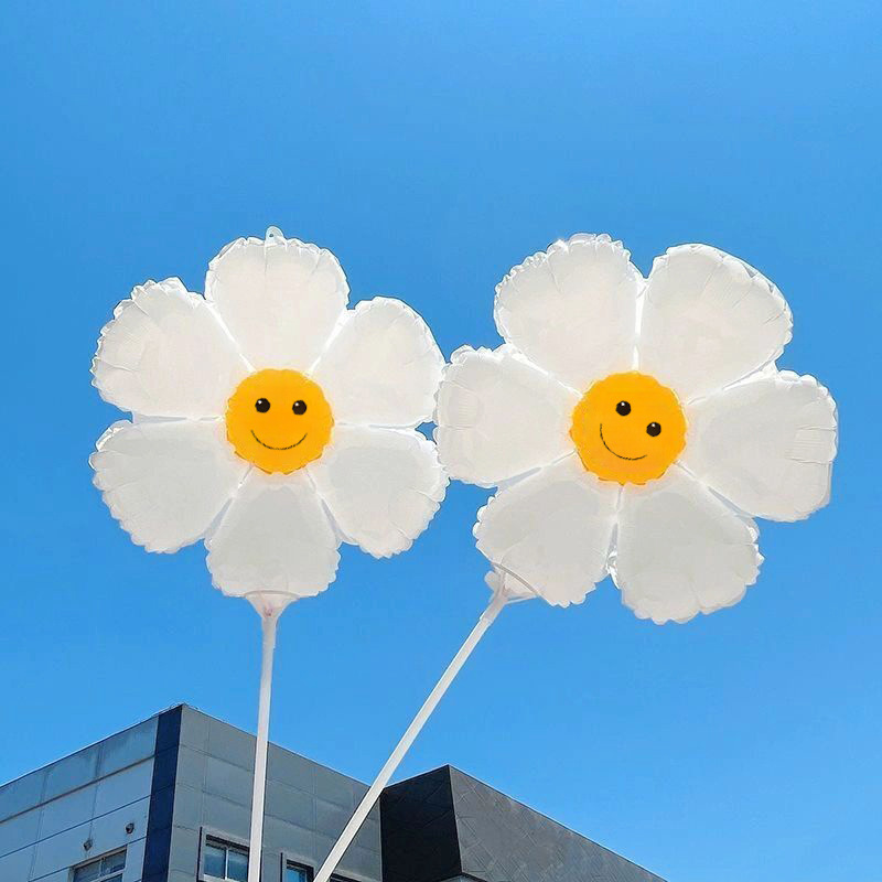 太陽の花の笑顔の花の風船は手を持って小さいデイジーの露店を持ってひまわりのアルミニウムの膜を押して空の卸売りの花を漂っています。|undefined