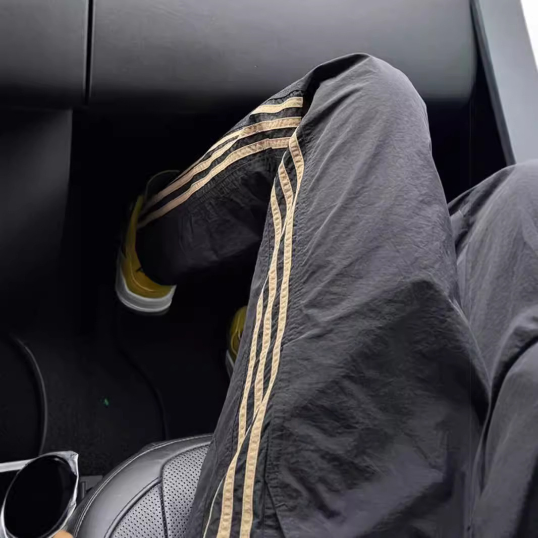 Pantalones a rayas de tres barras de color caqui pantalones de asalto de paracaídas de secado rápido de estilo fino de verano para hombres pantalones casuales rectos