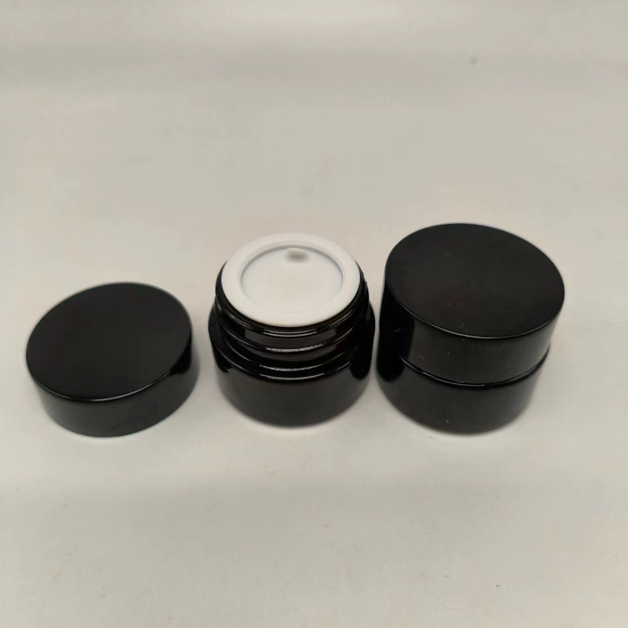 Botella de crema de porcelana negra en stock 5g botella de crema de ojos de vidrio negro botella de crema de esencia botella de crema de vidrio cosmético botella de crema