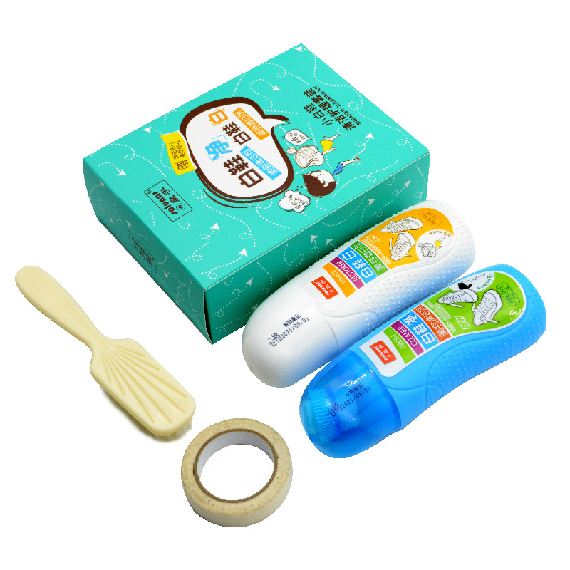 작은 흰색 신발 세트