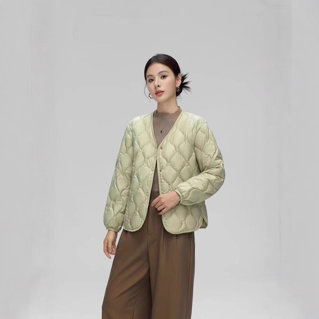 秋冬2025新短款菱格V领轻薄羽绒服宽松百搭外套女修身白鸭绒大码