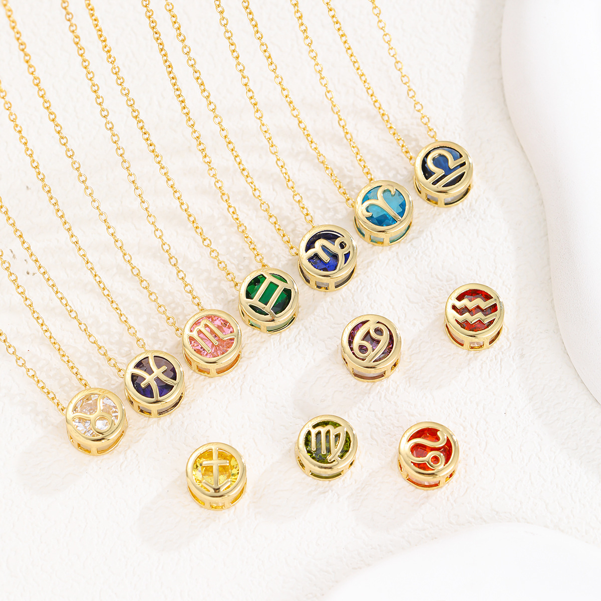 Estilo explosivo transfronterizo Collar de doce constelaciones hueco de doble cara Colgante de circón de doce cumpleaños Cadena de clavícula chapada en oro real