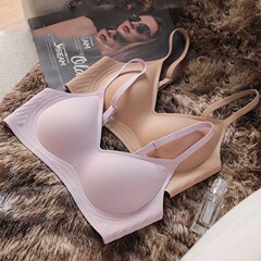 痕跡のない快適な女性の下着の薄いタイプの固定カップの通気性のブラジャーの大きい胸は明らかに小さくて集まって柔らかくてブラジャーを支えます。