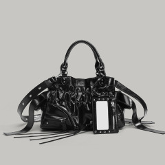 レトロな甘くてクールなホットガールスタイルのハンドバッグ、女性用のハイエンドリベットバイカーバッグ、通勤用の多用途のショルダークロスボディバッグ