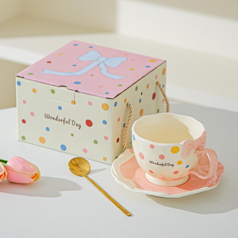 Taza de café de cerámica de lujo ligera británica, taza de café de la tarde doméstica, taza de café de estilo europeo, pequeño conjunto de tazas de café de Phnom Penh, regalos para chicas