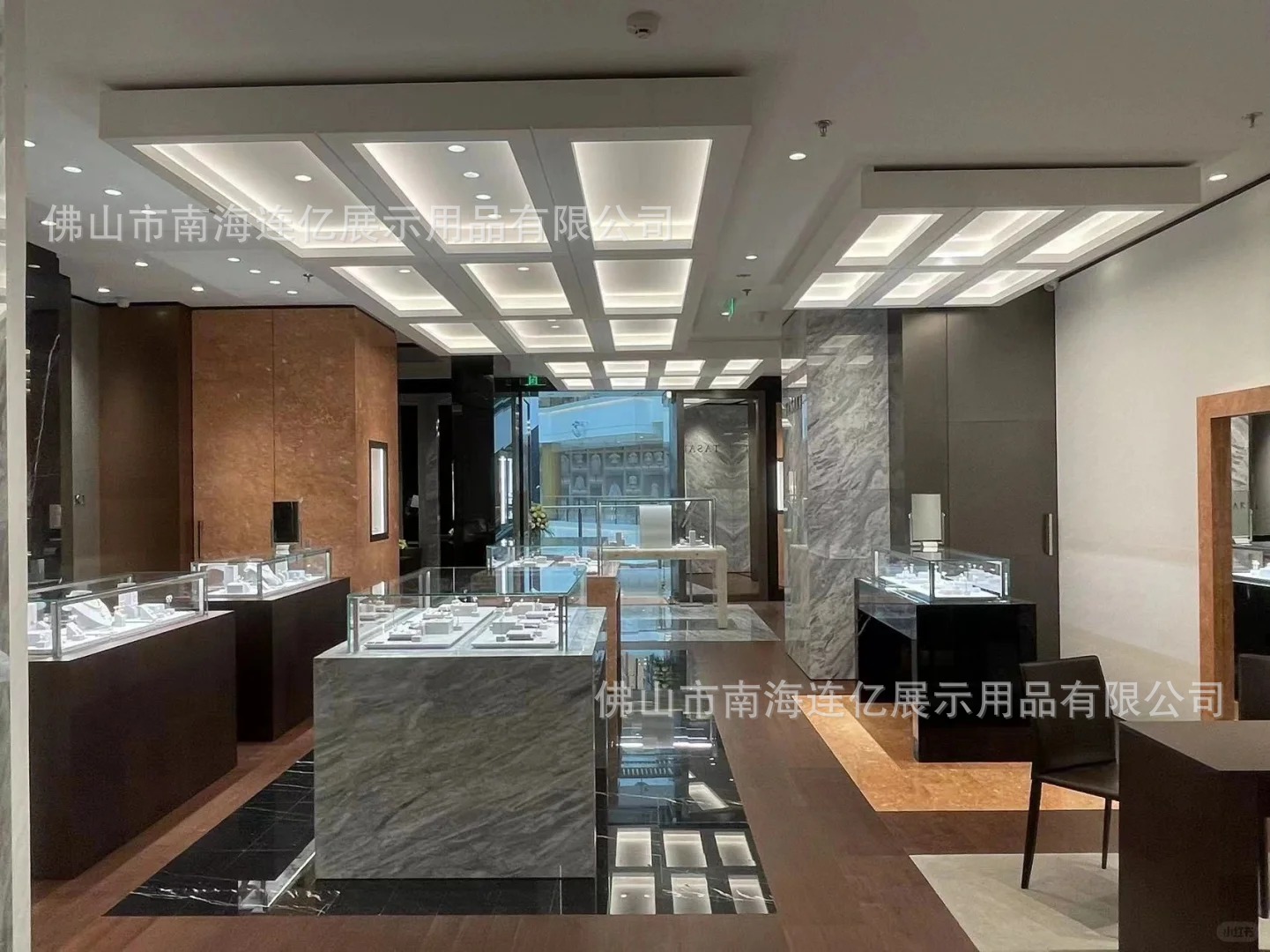 大牌珠宝店铺完工图_3_惠州市星达展柜有限公司_来自小红书网