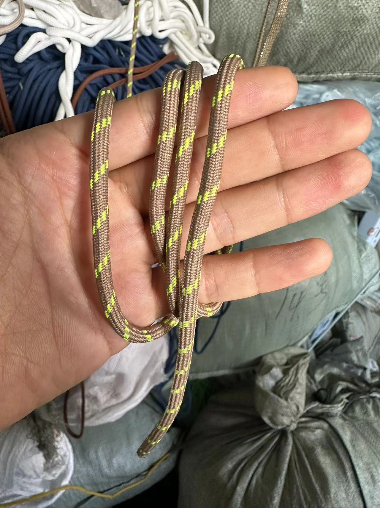 Cordones redondos de 5 mm para zapatos de papá, botas de senderismo, botas estilo Martin, con rayas diagonales en negro, blanco y amarillo.