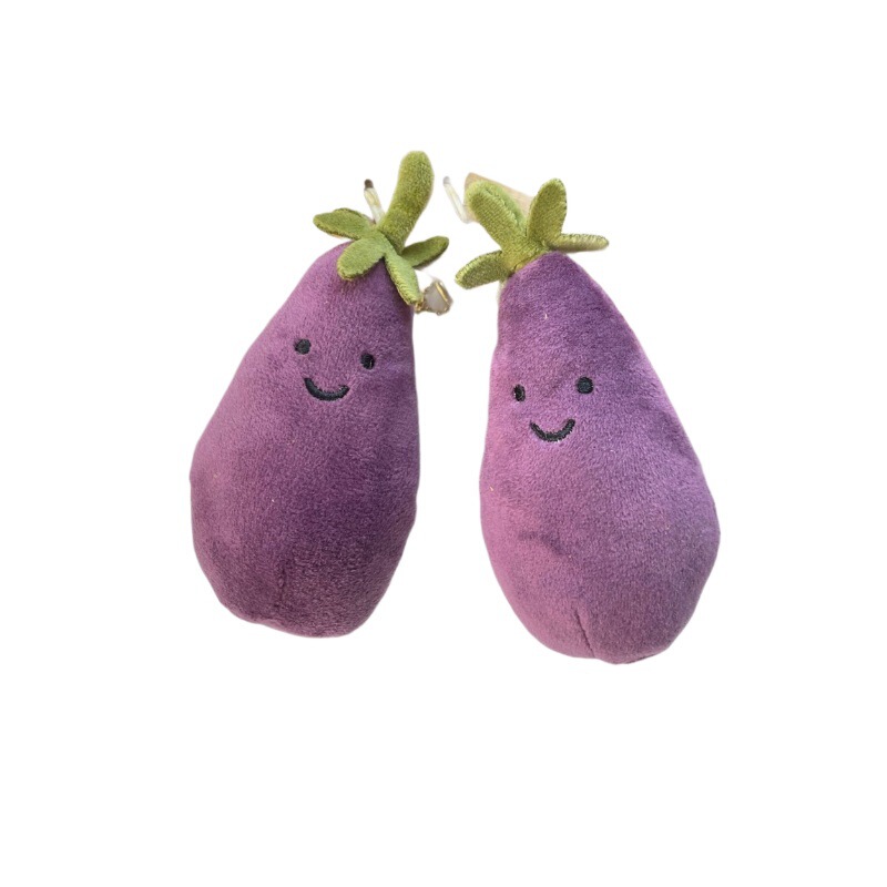 かわいい超萌えナスのほほえみ野菜の表情はぬいぐるみの息子の包みのペンダントのゲーム城を包んで子供のプレゼントをつかみます。|undefined