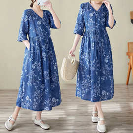 实拍2026新款轻奢仿苎麻V领式连衣裙印花过膝宽松复古蓝色花裙子
