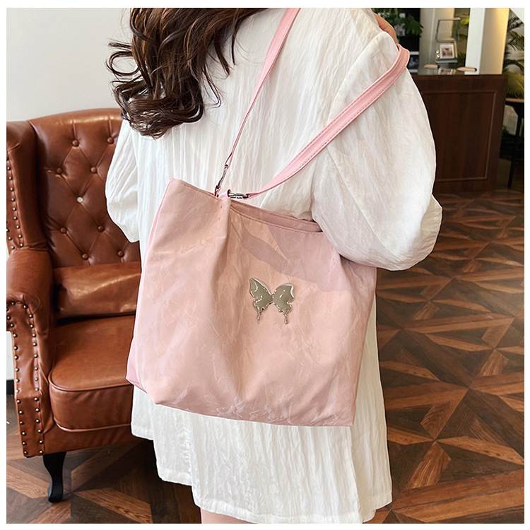 Fashionable capacious shoulder bag