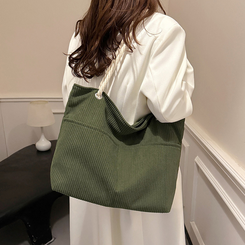 Otoño y invierno retro moda de gran capacidad de tela de cordillera 2024 nueva textura de bolso de hombro de mamá