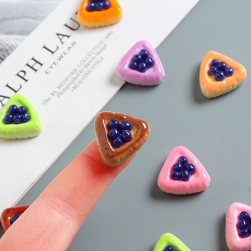 Simulation food play blueberry pizza resin accessories diy homemade cream gel hair clip jewelry hole shoes buckle material Simulation food play blueberry pizza resin accessories diy homemade cream gel hair clip jewelry hole shoes buckle material