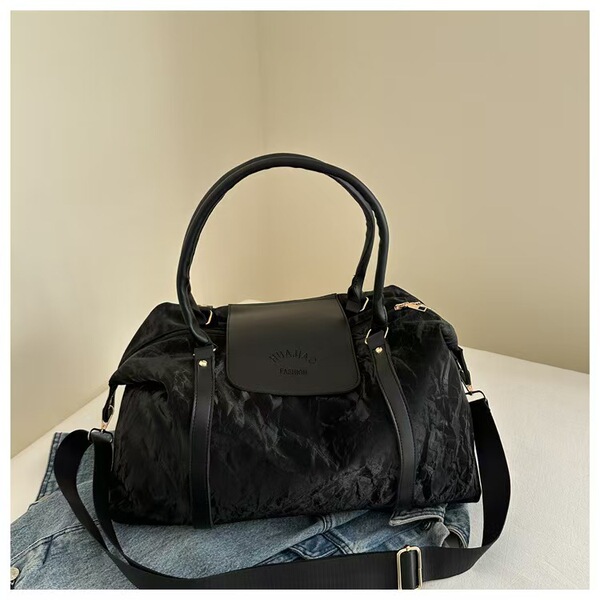 Capacious travel bag