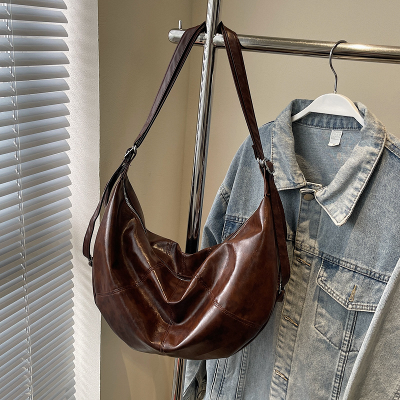 2024 primavera y verano nuevo estilo cera de aceite piel suave bolsa de bola de masa pequeña bolsa de mensajero de un solo hombro casual de gran capacidad al por mayor