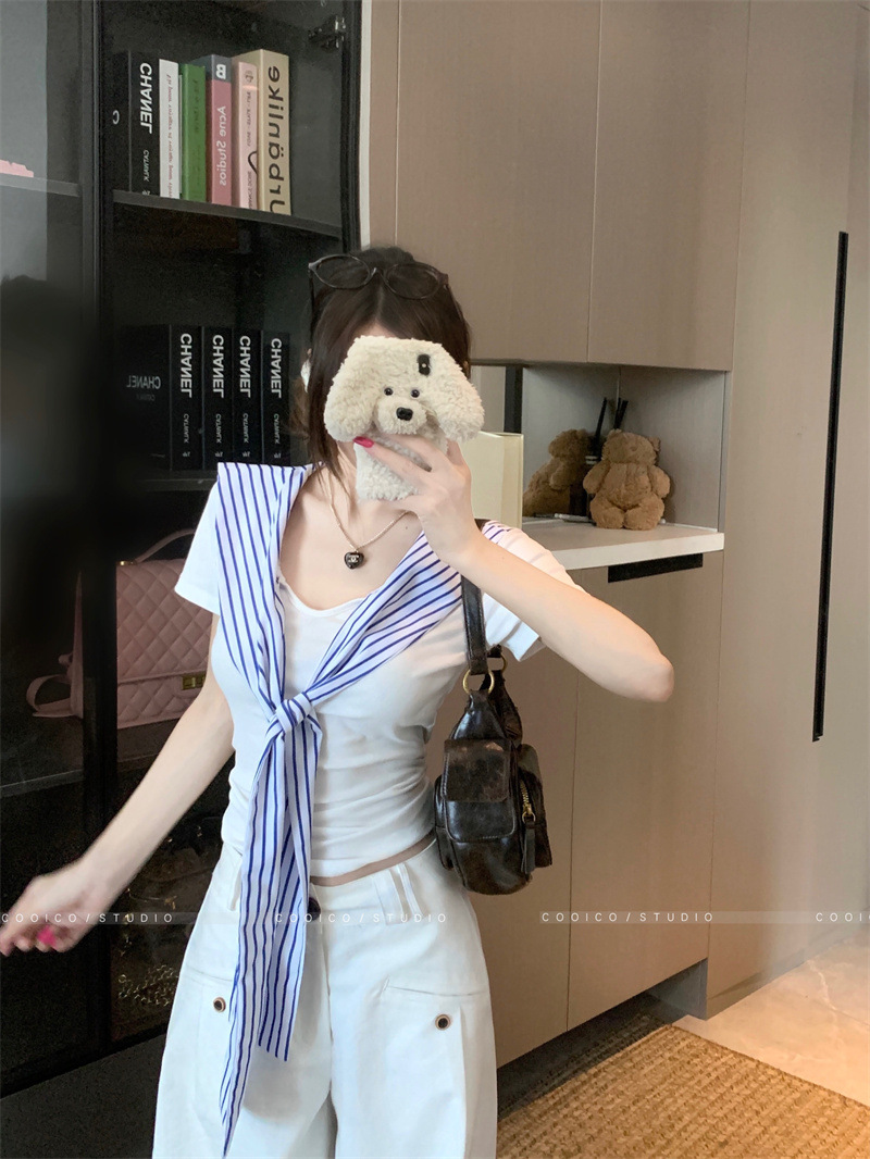 한국 흰색 줄무늬 네이비 칼라 오른쪽 어깨 반팔 티셔츠 여성 여름 디자인 틈새 짧은 숄 탑