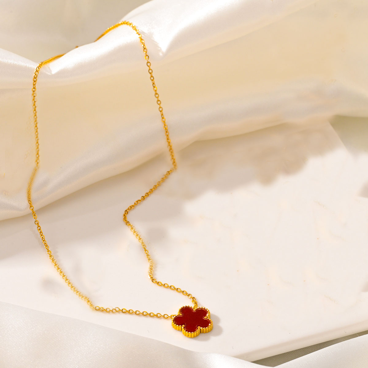 Nueva moda europea y americana no-desvanecimiento de acero de titanio de cinco hojas serie de trébol de moda de lujo ligero espárragos pulsera collar traje