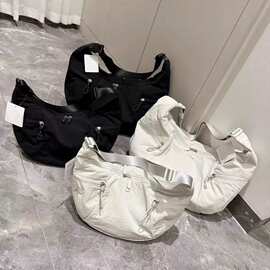 牛角包新款斜挎包单肩包腋下大容量瑜伽休闲简约拉链包13L跨境LU