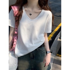 白いU襟の肩の半袖のtシャツの女性の夏の2025新型のゆったりした純色の底のシャツの中にギャルの上着を掛けます。
