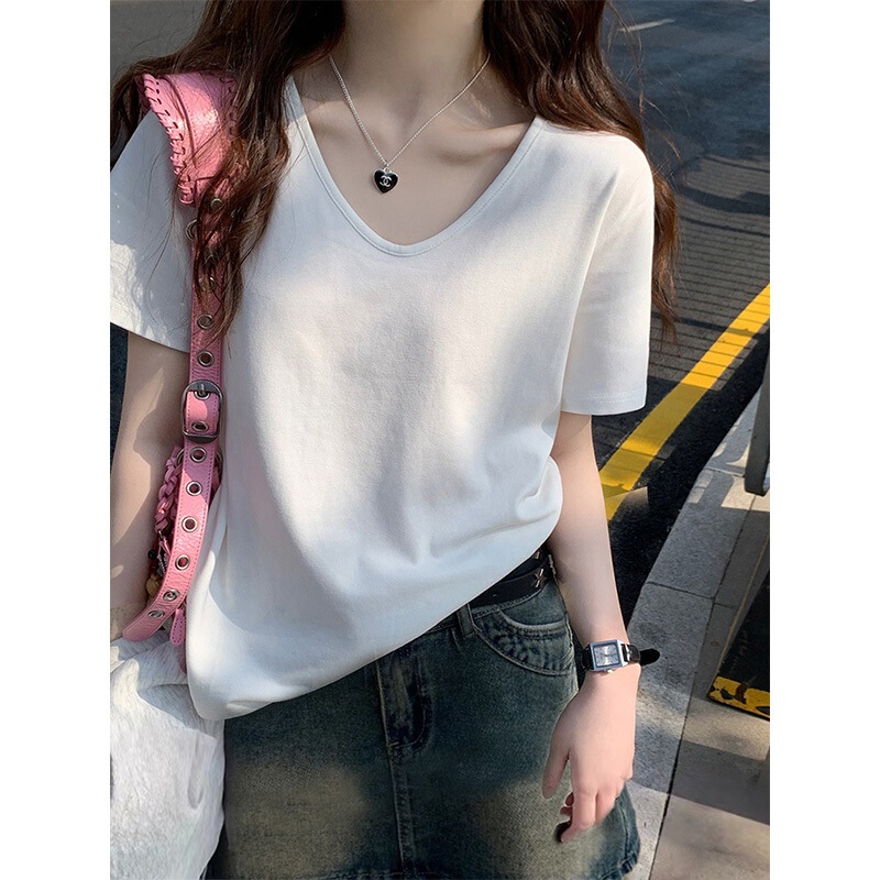 白いU襟の肩の半袖のtシャツの女性の夏の2025新型のゆったりした純色の底のシャツの中にギャルの上着を掛けます。|undefined