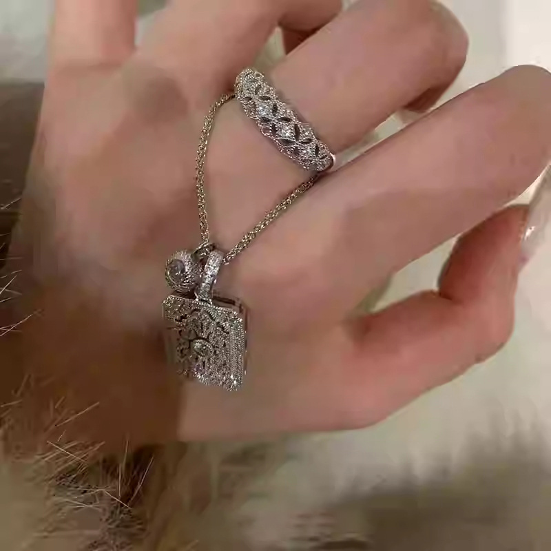 Collar con colgante cuadrado hueco de circón, japonés y coreano ins, cadena de clavícula de todo fósforo de nicho simple, lujo ligero, collar de alta gama